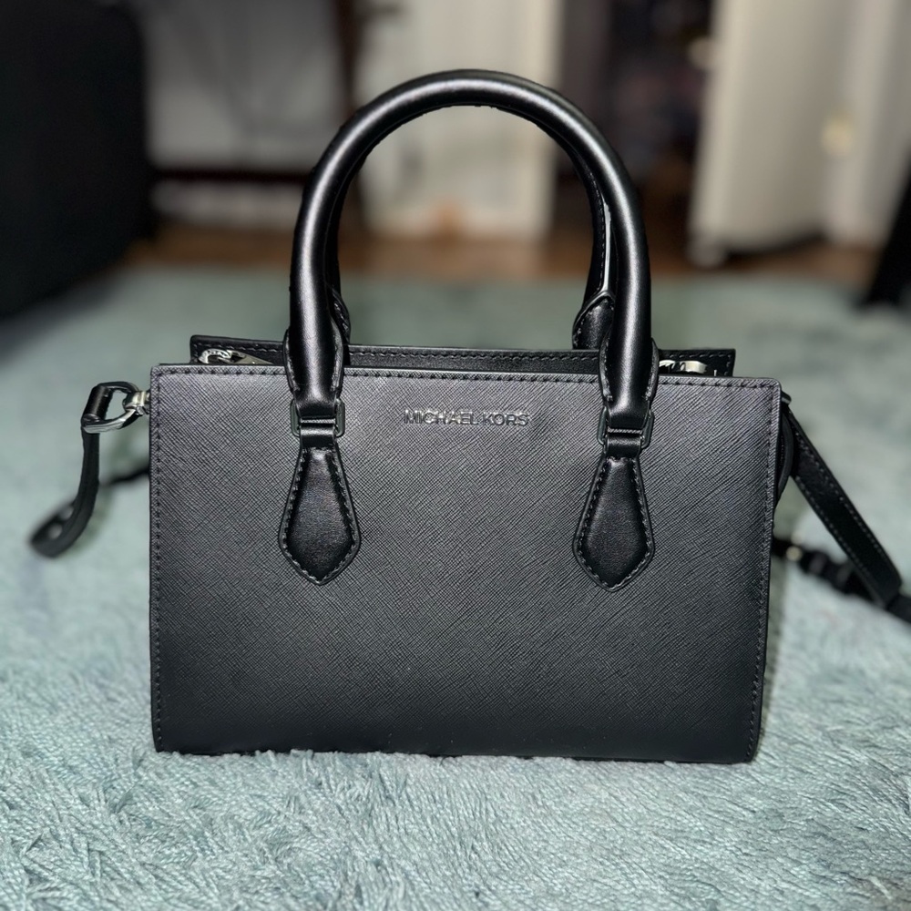 Like new Michael Kors handbag.
